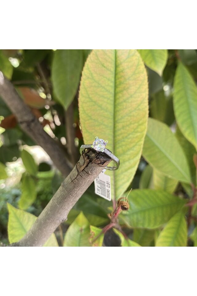 Beyaz altın tektaş yüzük