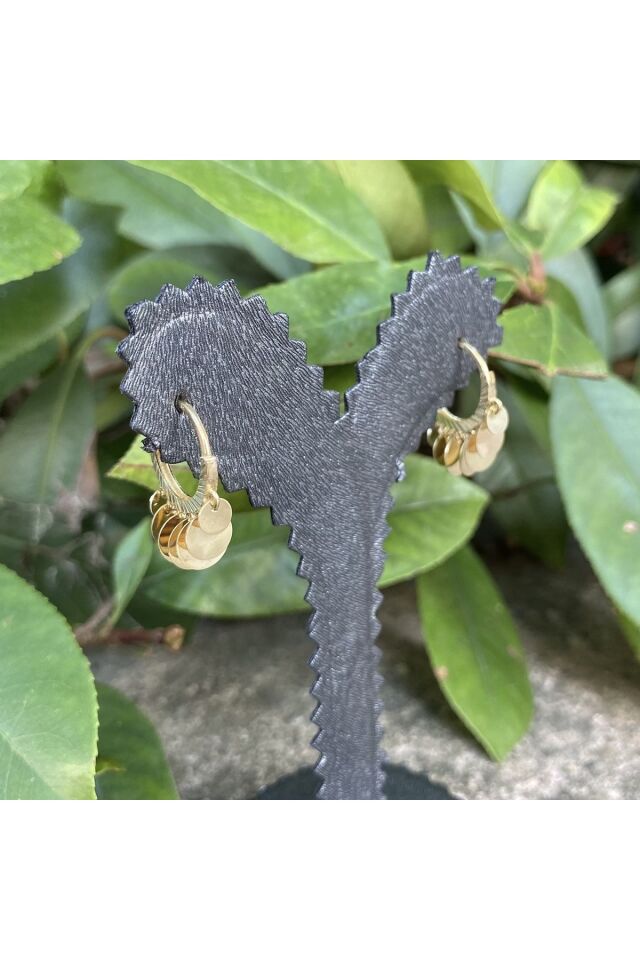 Altın pul sallantılı küpe