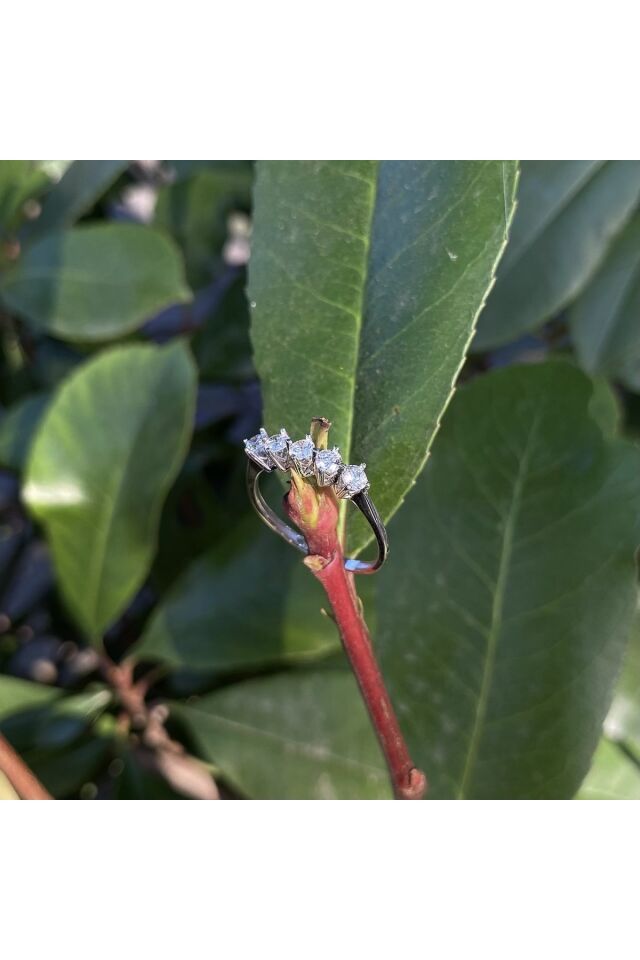 Beyaz altın beştaş yüzük