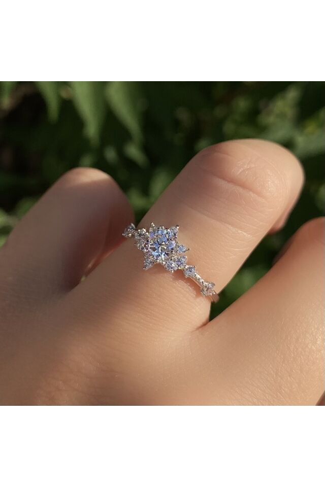 Beyaz altın lotus tektaş yüzük